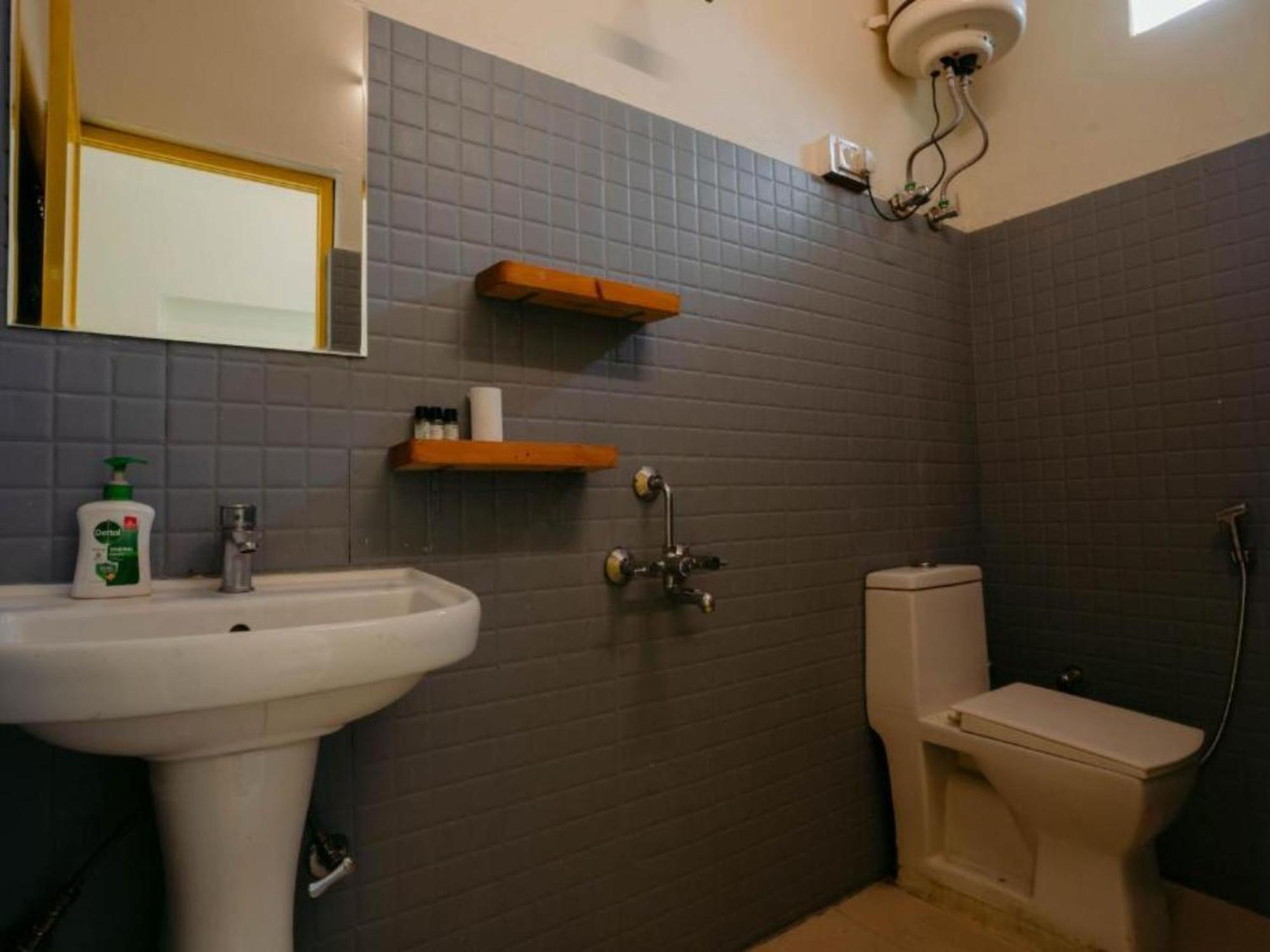 The Hosteller Bir Room photo